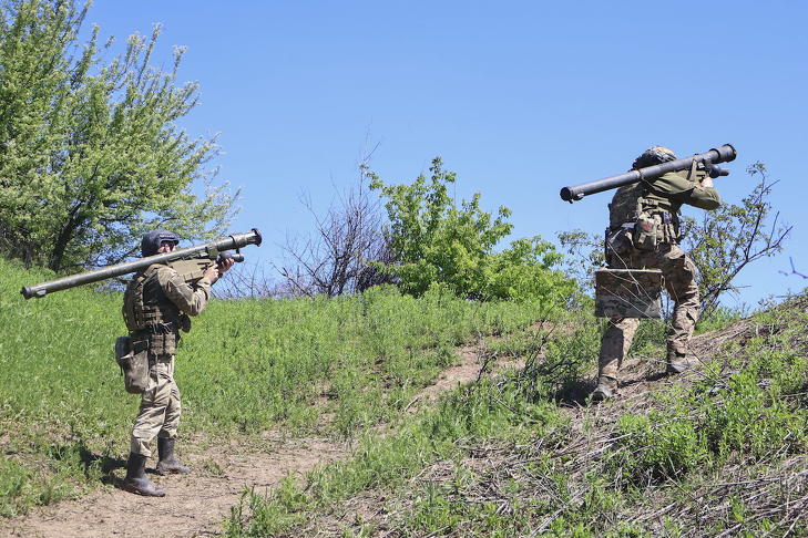 Ukrán katonák Igla rakétavetőkkel az orosz erők által ostromlott kelet-ukrajnai Bahmutban május elején. Fotó: MTI/AP/Roman Chop