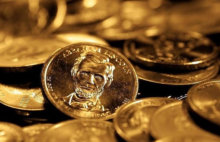 Hét éves csúcson az arany, újabb két és fél millió ember marad lakásában