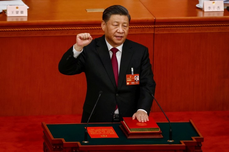Hszi Csin-ping kínai elnök az Országos Népi Gyűlés, a parlament harmadik plenáris ülésén a pekingi Nagy Népi Csarnokban 2023. március 10-én. A kínai parlament 2952 tagja akkor szavazta meg egyhangúlag, hogy harmadszorra is a 69 éves Hszi Csin-ping legyen Kína elnöke. Más jelölt nem volt. Fotó: MTI/EPA pool/Mark R. Cristino