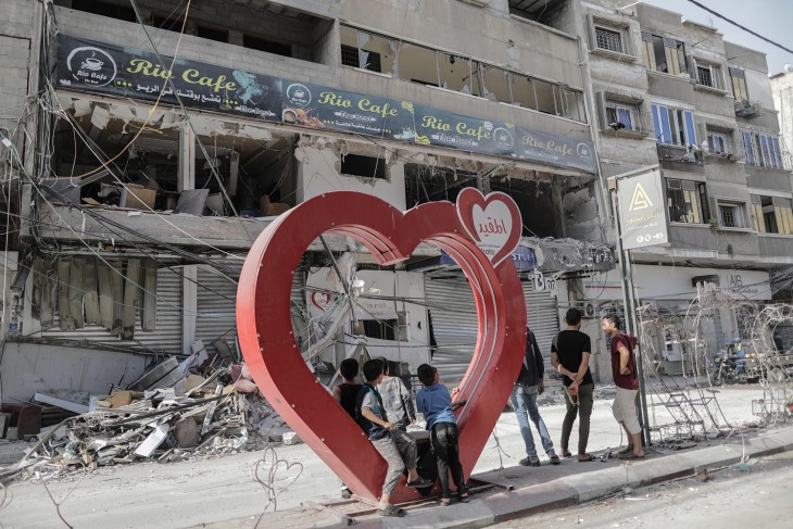 Palesztin gyerekek ülnek egy szív alakú installáción egy izraeli légitámadás után egy menekülttáborban Khan Younisban 2023. október 22-én. Fotó: EPA/HAITHAM IMAD  