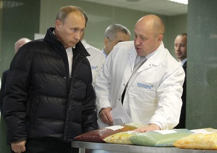Ezen a korábbi képen Putyin éppen meglátogatja Prigozsin Concord nevű élelmiszerüzemét. Fotó: Wikimedia Commons/government.ru 