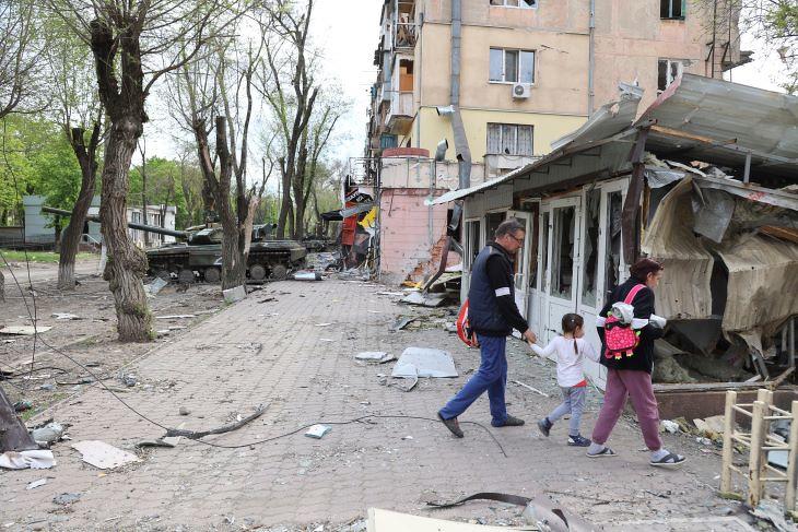 Orosz harcjárművek állnak megrongálódott lakóépületek előtt az önhatalmúlag kikiáltott Donyecki Népköztársaság miliciája által ellenőrzött délkelet-ukrajnai Mariupolban 2022. május 4-én. Fotó: MTI/AP