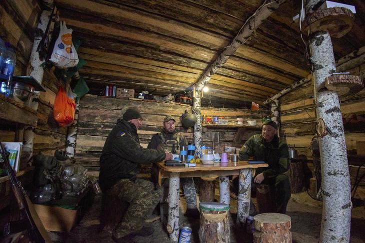 Ukrán katonák egy lövészároknál épített ideiglenes szálláson. Fotó: MTI/EPA/Szerhij Kozlov