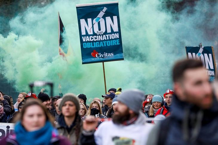 A Covid miatt bevezetett korlátozások és a kötelező oltás ellen tüntetők Brüsszelben  2022. január 9-én. EPA/JULIEN WARNAND 