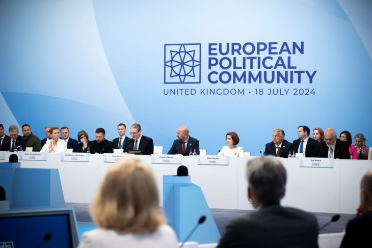 A Miniszterelnöki Sajtóiroda által közreadott képen Keir Starmer brit miniszterelnök (első sor) beszél, mellette Orbán Viktor miniszterelnök, Charles Michel, az Európai Tanács elnöke (b5), Maia Sandu moldovai államfő, Edi Rama albán kormányfő , Volodimir Zelenszkij ukrán elnök, Mette Frederiksen dán kormányfő és Petr Fiala cseh miniszterelnök az Európai Politikai Közösség (EPC) negyedik csúcstalálkozóján az angliai Oxford közelében lévő Blenheim-kastélyban 2024. július 18-án
