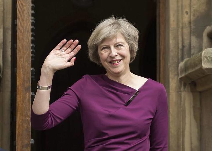 Bármelyik pillanatban bejelentheti lemondását Theresa May