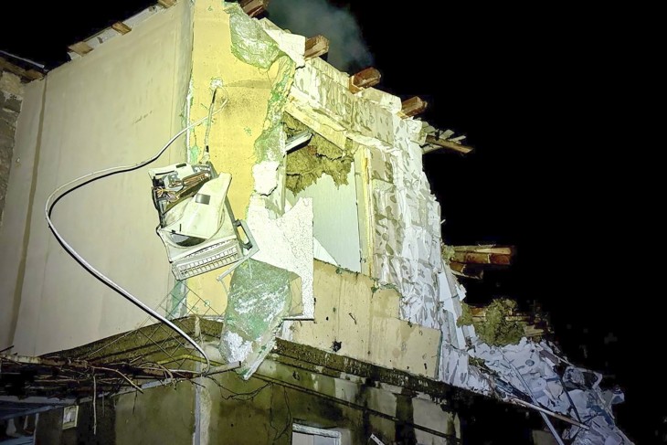 Hennagyij Truhanov odesszai polgármester Telegram-csatornáján közreadott felvétel egy megrongálódott épületről egy orosz drón becsapódásának helyszínén, a dél-ukrajnai Odessza kikötővárosban 2024. április 23-ra virradóan