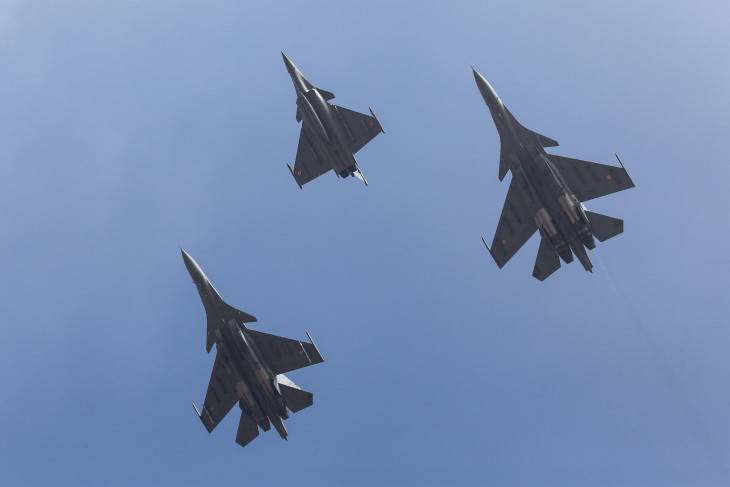 Az indiai légierő két Szu-30-as, illetve egy Rafale típusú harci gépe egy 2025-ös légibemutatón - tényleg megtizedelték a támadó indiai gépeket a pakisztániak?