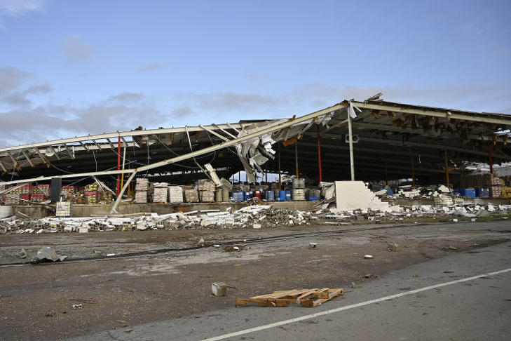 A gazdasági károk mellett emberéleteket is követelt a tornádó (Fotó: MTI/AP/Timothy D. Easley)