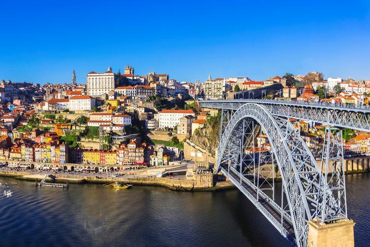 Porto egyik szimbolikus építménye, az I. Lajos híd. Fotó: Depositphotos
