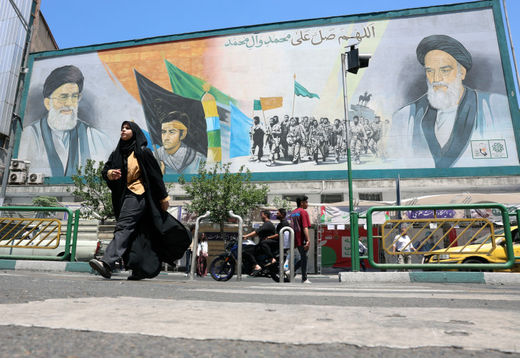 Ruhollah Khomeini ajatollahot, az iráni iszlám forradalom néhai vezetőjét (j) és Ali Hamenei ajatollahot, Irán megölt legfőbb vallási és politikai vezetőjét ábrázoló plakát Teheránban 