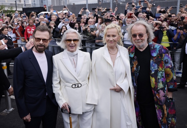 A svéd ABBA együttes tagjai az ABBA Voyage című virtuális show bemutatóján. A koncerten nem a zenekar tagjai, hanem az 1979-es külsejük alapján készített digitális avatarjaik léptek fel egy tíztagú zenekarral. Fotó: MTI / EPA / Tolga Akmen