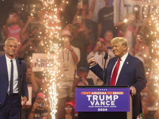 Ifjabb Robert F. Kennedy (b) és Donald Trump volt amerikai elnök és republikánus párti elnökjelölt az arizonai Glendale-ben tartott kampánygyűlésén 2024. augusztus 23-án. A független elnökjelöltként induló Kennedy a nap folyamán jelentette be, hogy visszalép az elnökjelöltségtől, és mostantól Trump kampányát fogja támogatni. Az elnökválasztást november 5-én tartják az Egyesült Államokban.