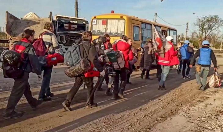 Az ENSZ közvetítésével zajló műveletben az elmúlt napokban már 500 embert sikerült kimenekíteni az Azovsztal acélműből az orosz haderő által biztosított humanitárius folyosókon. Fotó: MTI/EPA
