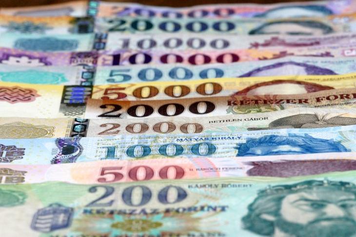 Nagyon ugrándozik a forint, nullára írják le az orosz részvényeket