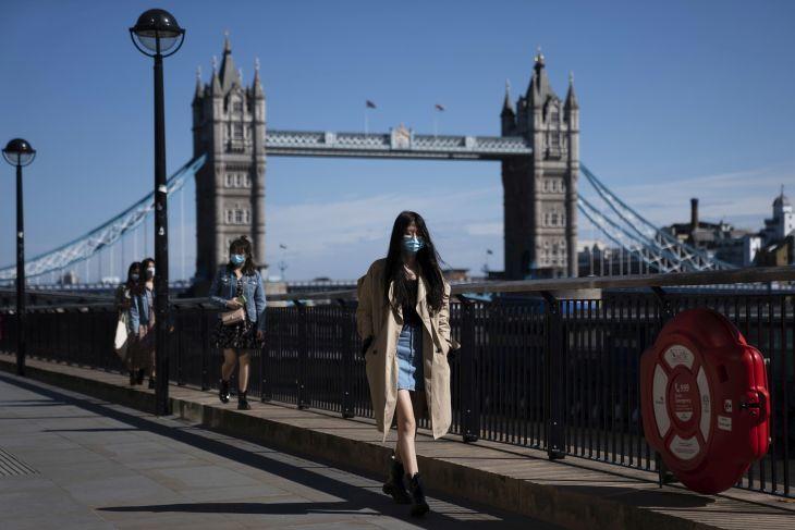 Járókelők a Tower Bridge-nél Londonban. (Korábbi felvétel. EPA/WILL OLIVER )