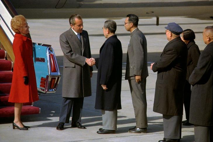 Richard Nixon amerikai elnököt fogadja Csou En-laj, a Kínai Népköztársaság miniszterelnöke 1972. február 21-én Pekingben. (White House Photo Office Collection/Wikipédia)
