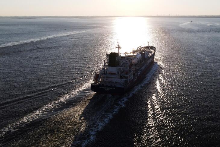 Egy LNG-szállító tanker a Schelde folyón Belgiumban, útban Rotterdam felé. Több lesz az amerikai szállítmány?