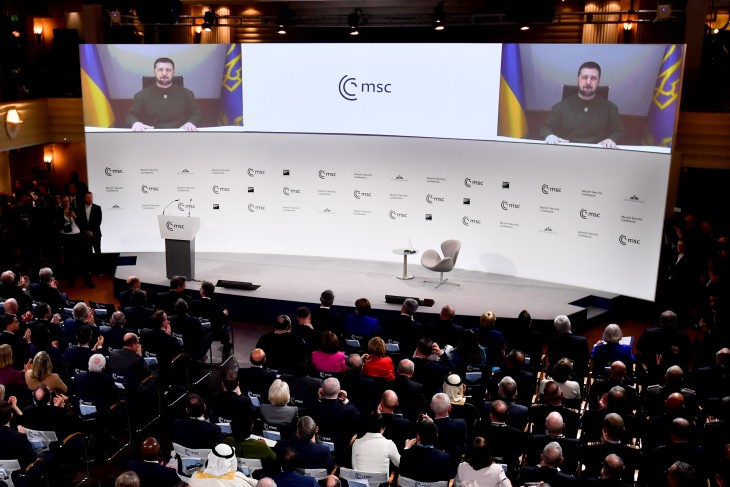 Volodimir Zelenszkij videókapcsolaton keresztül mondott beszédet a Müncheni Biztonságpolitikai Fórum megnyitóján 2023. február 17-én. Az ukrán elnök az eddiginél is több modern nyugati fegyvert kért Oroszország legyőzéséhez. Fotó: EPA/Anna Szilagyi