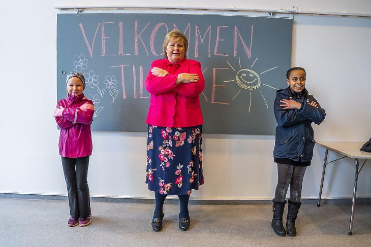 Erna Solberg norvég miniszterelnök az oslói Ellingsrudasen iskolában 2020. április 27-én. Az alsó osztályosok április végén térhettek vissza az iskolapadba. EPA/Hakon Mosvold Larsen