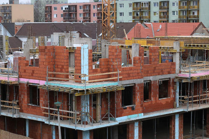 Csak Írországban és Máltán épül több lakás, mint nálunk – de mennyiért?