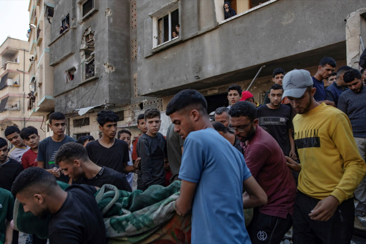 A Dardina család házának romjai alól kiemelt áldozatot visznek palesztinok a Gázai övezet északi részén fekvő Dzsebalíjában 2025. május 23-án, miután izraeli légicsapás érte az épületet. 