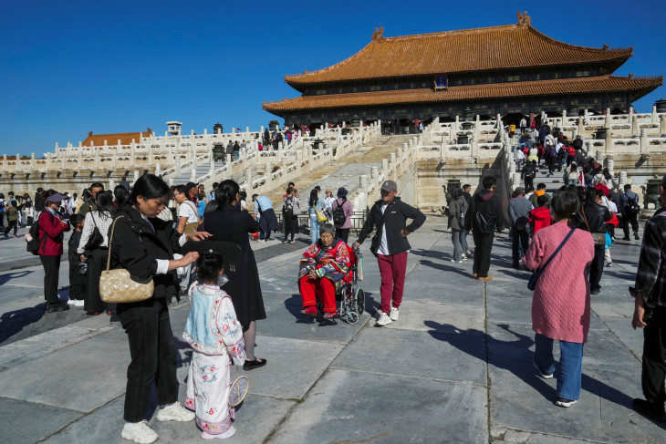 Belföldi turisták a pekingi úgynevezett Tiltott Városban 2024. október 7-én