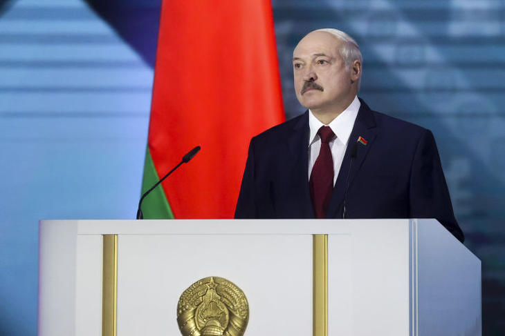 Lukasenka elnök hetente mondogatja, hogy túlélik a nyugati szankciókat és még szorosabb lesz az együttműködés Oroszországgal. Fotó: MTI/AP/BelTa pool/Andrej Pokumeiko)
