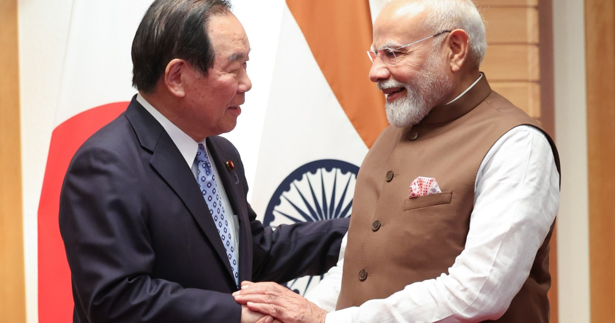 A japán és az indiai miniszterelnök, Isiba Sigeru és Narendra Modi barátkozik
