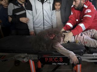 Az izraeli hadsereg egy kórház személyzetét bántalmazta