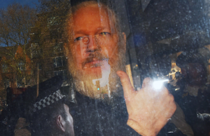 Julian Assange kiadatási tárgyalására vár. Fotó: 9NEWS