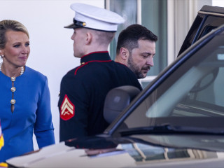 Volodimir Zelenszkij ukrán elnököt kikíséri Abigail Jones, a Fehér Ház ügyvezető protokolfőnöke, amint a Donald Trump amerikai elnökkel tartott találkozója után távozik a washingtoni Fehér Házból 2025. február 28-án. 