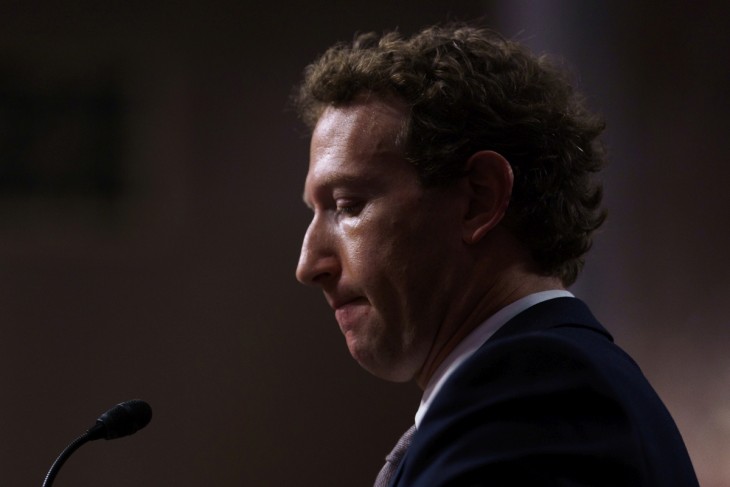  Mark Zuckerberg, a Meta vezérigazgatója tanúskodik a szenátus igazságügyi bizottságának meghallgatása előtt a gyermekek online szexuális kizsákmányolás elleni védelméről a Dirksen szenátusi irodaházban Washingtonban 2024. január 31-én. A képviselőházi törvényhozók között ritkaságszámba menő kétpárti támogatás van kialakulóban a Kids Online Safety Act című törvényhez, amely a gyermekek online szexuális zaklatása ellen kíván küzdeni. Fotó: EPA / Will Oliver