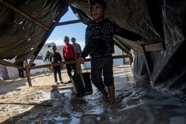 Palesztin menekült gyerekek a rafahi menekülttáborban a Gázai övezetben 2024. január 27-én. Fotó: EPA/HAITHAM IMAD