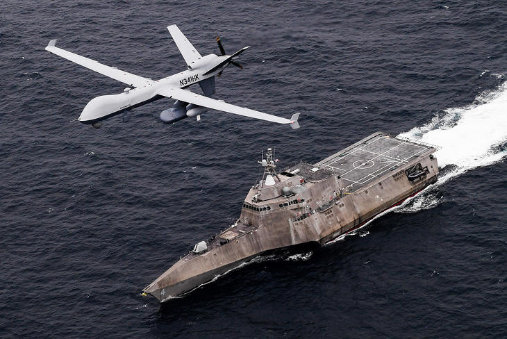 Egy MQ-9 Reaper drón a Csendes-óceánon repül 2020-ban, alatta a USS Coronado hadihajó. Fotó: Wikimedia