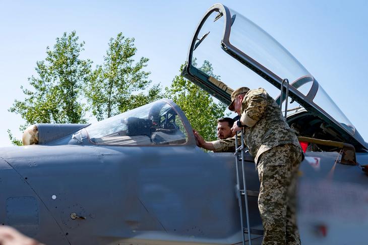 Az ukrán elnök Volodimir Zelenszkij is ismerkedik a vadászgépekkel.