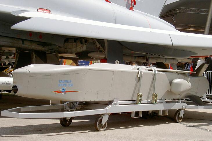 Taurus KEPD 350 típusú robotrepülőgép egy Eurofighter Typhoon vadászgéphez kapcsolva