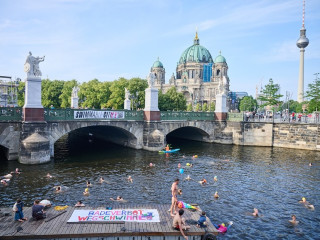 A berliniek folyóban fürdéssel tiltakoznak