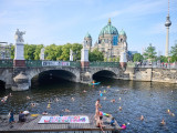 A berliniek folyóban fürdéssel tiltakoznak
