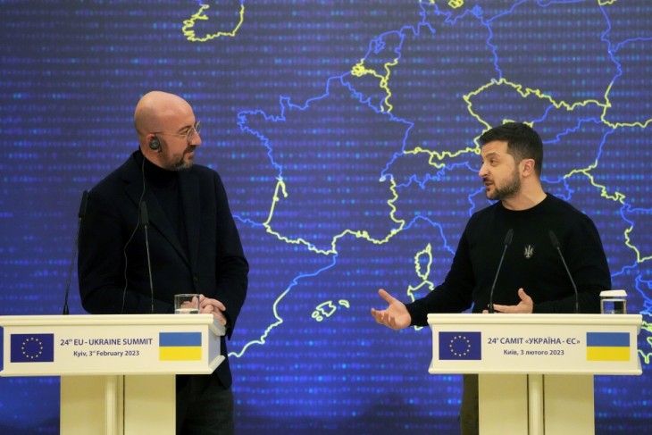 Charles Michel, az Európai Tanács elnöke és Volodimir Zelenszkij ukrán elnök a csúcs után tartott sajtótájékoztatón. Fotó: MTI/AP/Efrem Lukackij