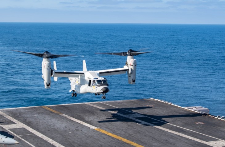 Egy V-22 Osprey landol a USS Nimitz fedélzetén 2021-ben. Egy ilyen gép járt szerencsétlenül Ausztrália partjainál. Fotó: az Egyesült Államok haditengerészete / Charles DeParlier