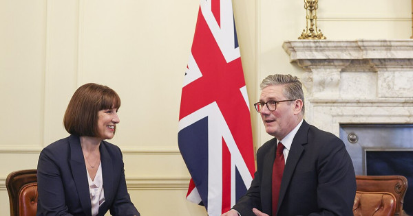 Racher Reeves brit pénzügyminiszter és Keir Starmer miniszterelnök nagy tervek megvalósítását alapozzák meg