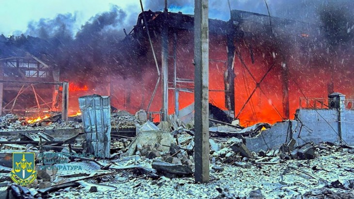 A Dnyipropetrovszki területi közigazgatás által közreadott képen lángoló épület egy becsapódás helyszínén 2024. január 8-án, miután orosz rakétatámadás érte a terület székvárosát, Dnyiprót. Fotó: MTI/EPA/Dnyipropetrovszki területi közigazgatás