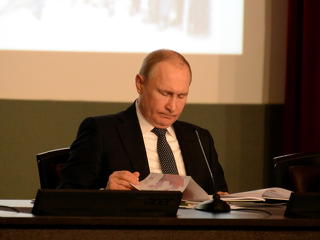 Putyin egy gyűlölt elnökkel telefonált