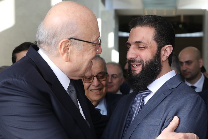 Ahmed as-Saráa, a Bassár el-Aszad szíriai elnök uralmát megdöntő Levantei Felszabadítási Mozgalom (Hajat Tahrír as-Sám, HTS) lázadószervezet eddig Abu Mohammed al-Dzsúláni harci néven ismert parancsnoka, Szíria de facto vezetője (j) Nadzsib Mikáti libanoni miniszterelnököt fogadja Damaszkuszban 2025. január 11-én. 