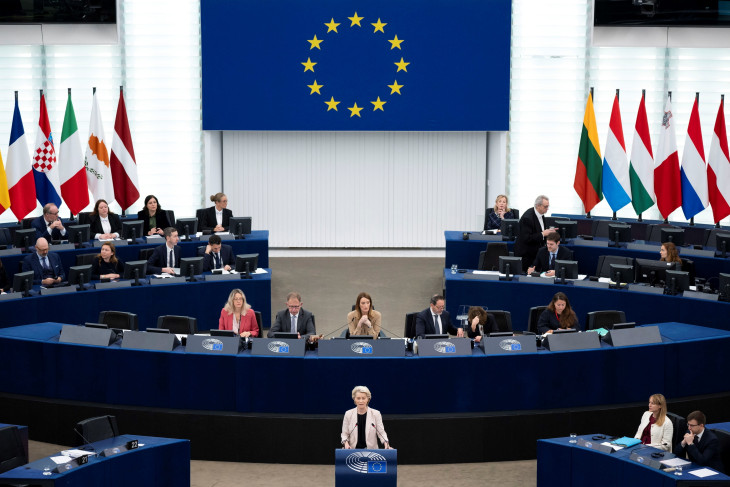 Von der Leyen beszéde közben az Európai Parlamentben 2024. november 27-én 