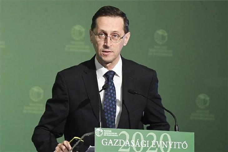 Varga Mihály készpénzmentes fizetésre ösztönöz
