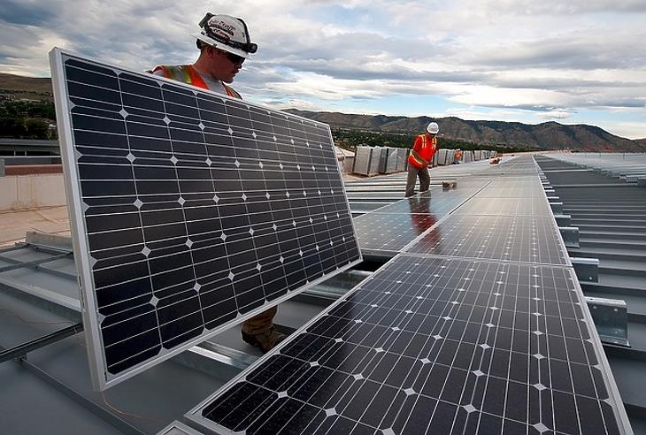 Újabb naperőművek épülnek Magyarországon - lassan elérik a plafont