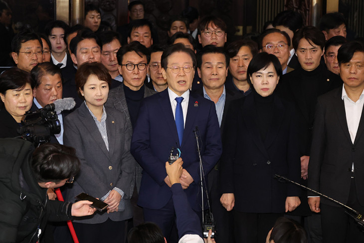 Ri Dzsemjung, a legnagyobb ellenzéki erő, a Demokrata Párt vezetője nyilatkozik a parlament szöuli épületében, miután Jun Szukjol dél-koreai elnök szükségállapotot hirdetett 2024. december 3-án