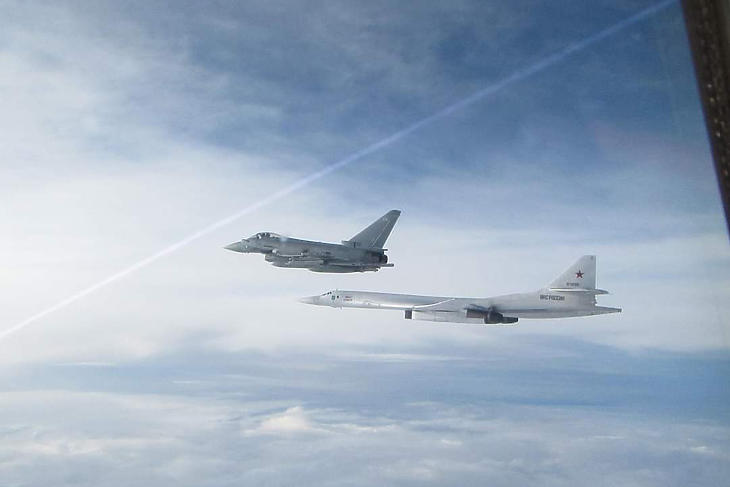Brit Typhoon vadászgép kísér egy orosz Tu-160-as stratégiai bombázót az Északi-tenger felett (Fotó: airlive.net)